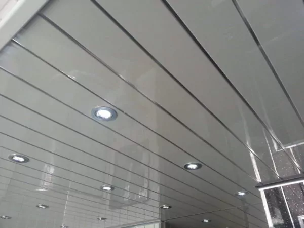 plafon pvc datar bergaris