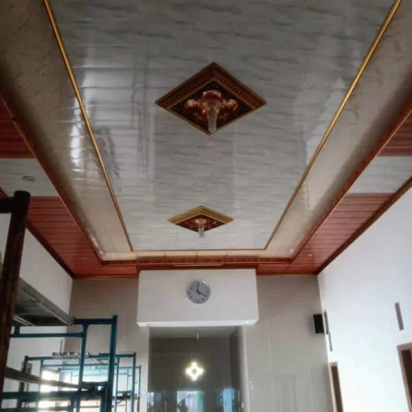 plafon pvc kombinasi kayu di masjid
