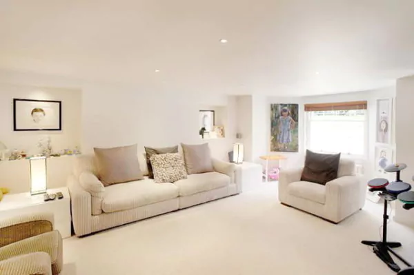 warna cat ruang tamu cream bersih