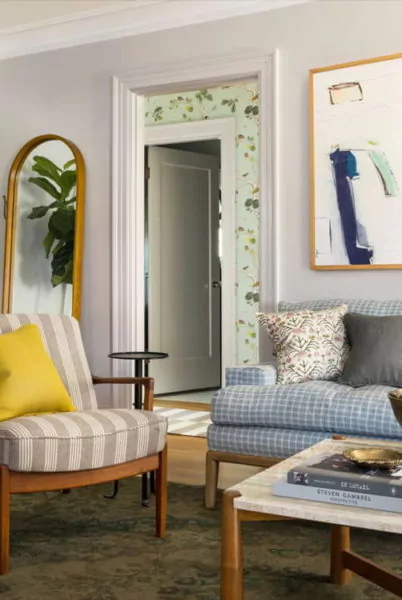 warna cat ruang tamu yang cerah - light grey