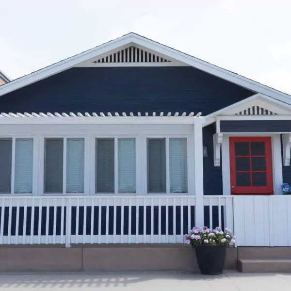 warna cat rumah kayu - putih biru