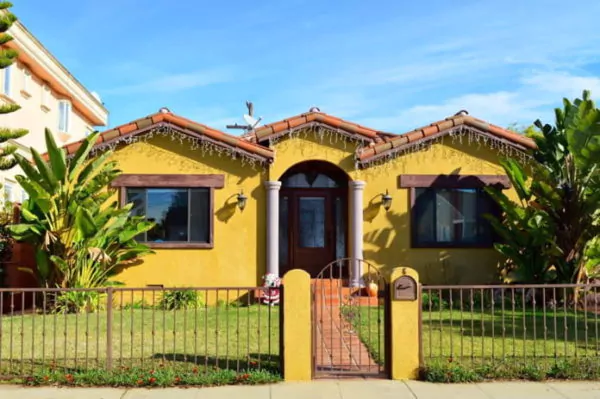 warna cat rumah bagian luar yang cerah - kuning