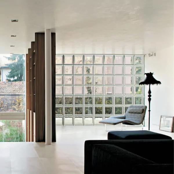 glass block pengganti jendela di ruang keluarga