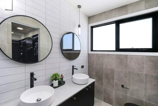 jendela kamar mandi awning