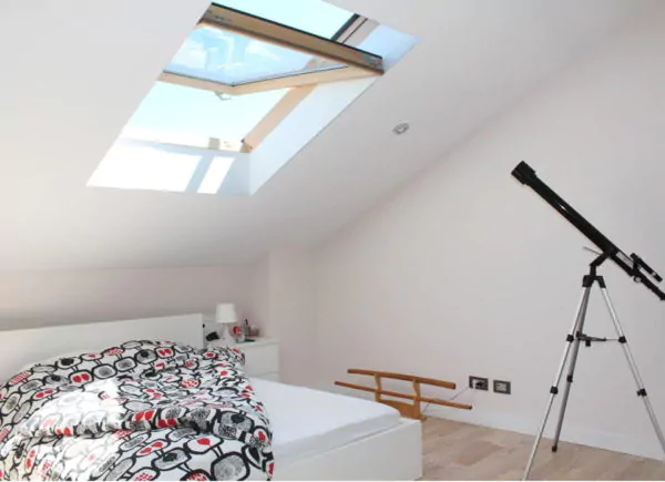 jendela langit di loteng