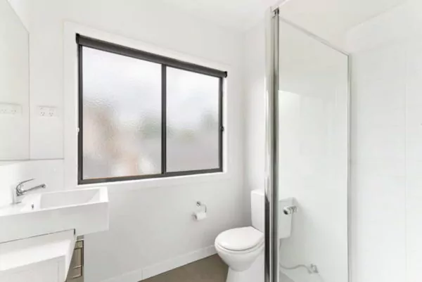 ukuran jendela minimalis di kamar mandi