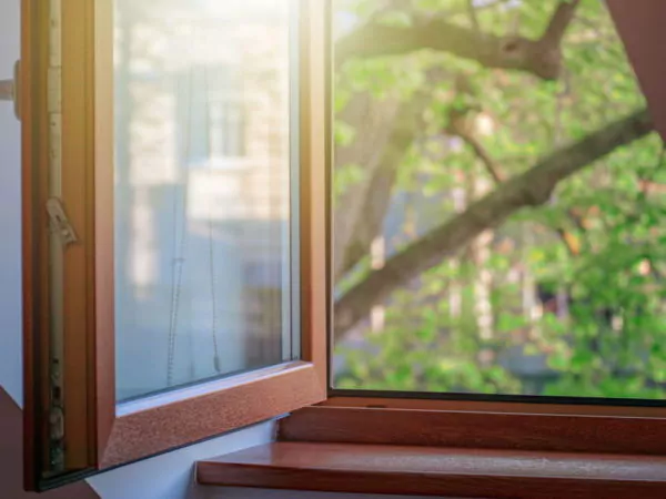 banner model jendela kamar tidur kayu