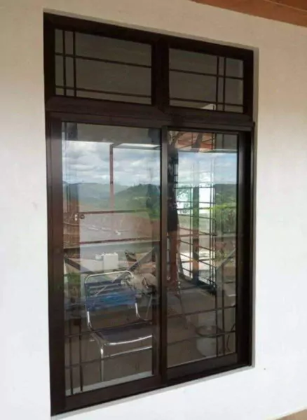 jendela geser dengan tralis