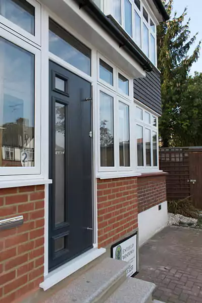 kombinasi warna cat kusen pintu dan jendela - hitam & putih