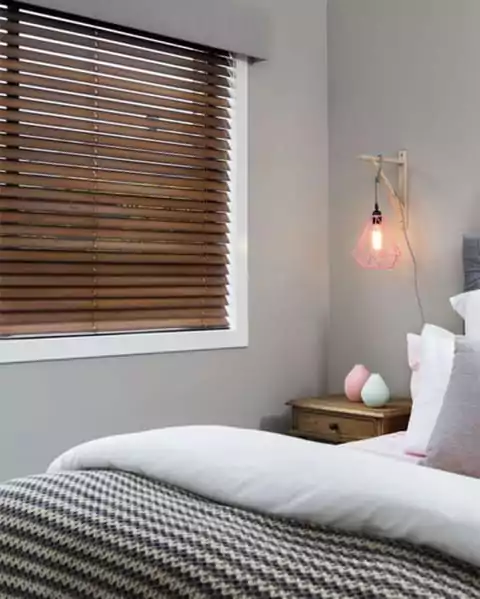 model jendela kamar tidur kayu menggunakan wooden blinds