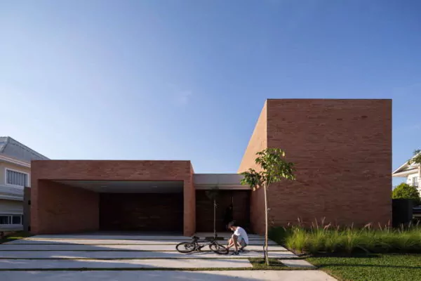 rumah tanpa jendela di pinggir pantai