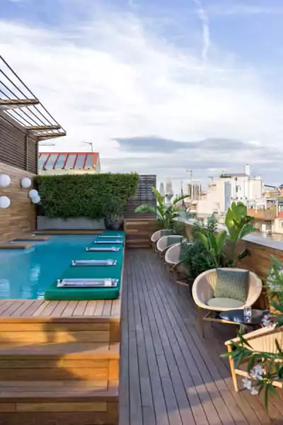 desain teras rooftop rumah kecil dengan kolam renang