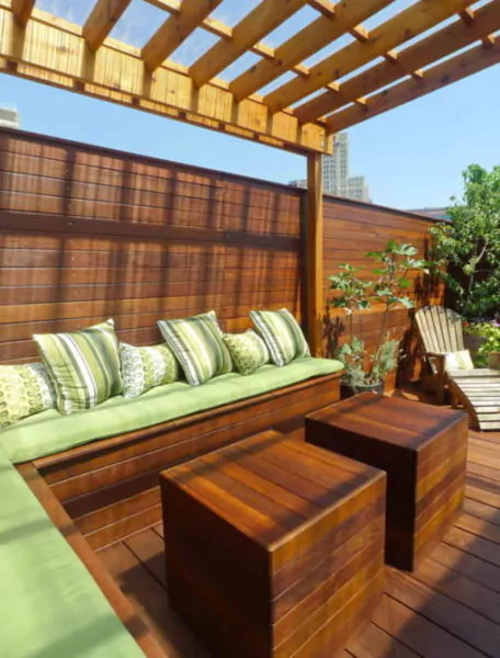 desain teras rooftop rumah kecil dengan sofa empuk