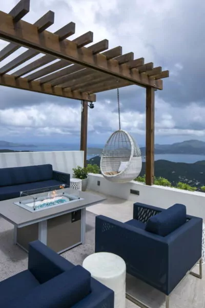 desain teras rooftop rumah kecil kanopi kayu