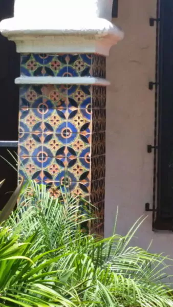 keramik dinding teras motif bunga di tiang