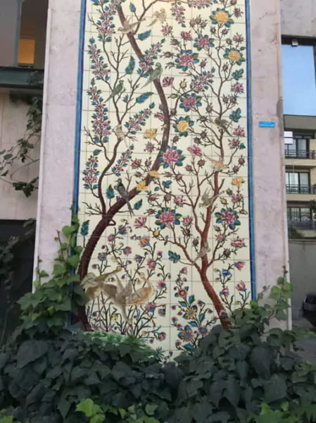 keramik dinding teras motif bunga yang menawan