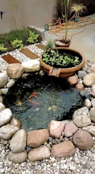 kolam ikan mini di teras rumah bentuk bulat