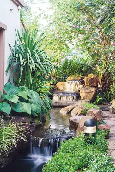 kolam ikan mini di teras rumah bikin air terjun