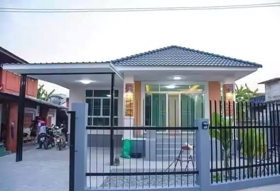 model teras rumah atap limas terbaru dengan kanopi