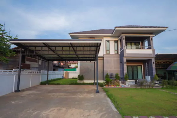 model teras rumah atap limas terbaru dengan taman luas