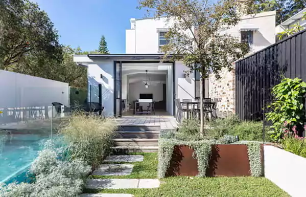 model teras rumah panjang dengan kolam renang