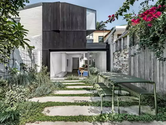 model teras rumah panjang dengan taman