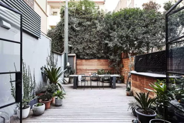 model teras rumah panjang lantai kayu