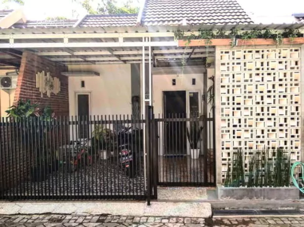 roster dinding teras dengan pagar