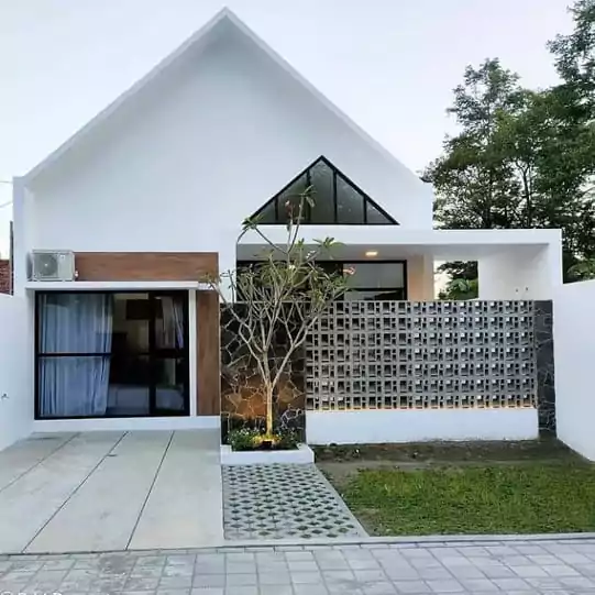 roster dinding teras dengan taman kecil