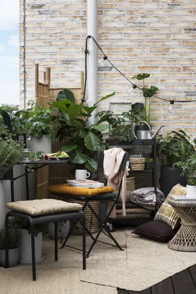 ruang tamu di teras rumah type 36 vintage
