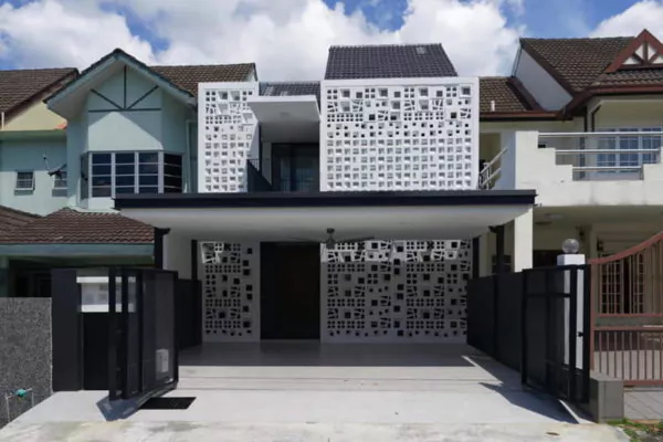 desain teras rumah depan dengan roster dinding