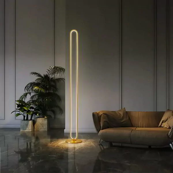 ruang tamu lesehan dengan lampu yang unik