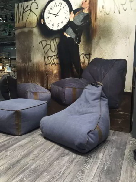 ruang tamu lesehan menggunakan bean bag