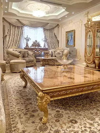 ruang tamu mewah klasik dengan meja yang lebar
