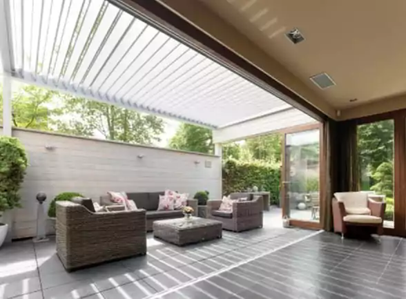 ruang tamu outdoor dengan kanopi