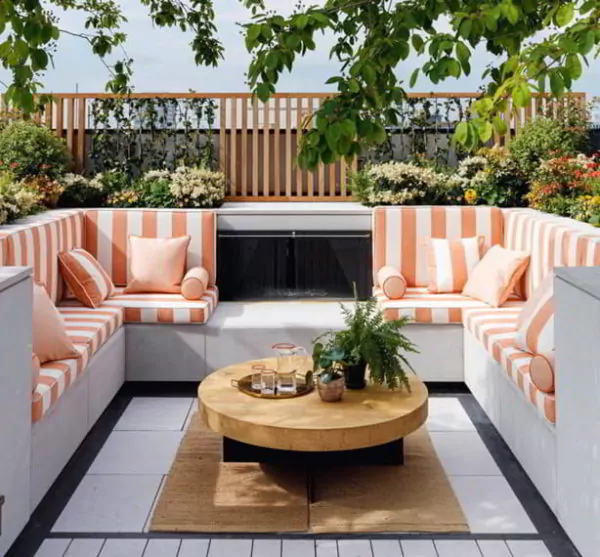 ruang tamu outdoor di lantai 2