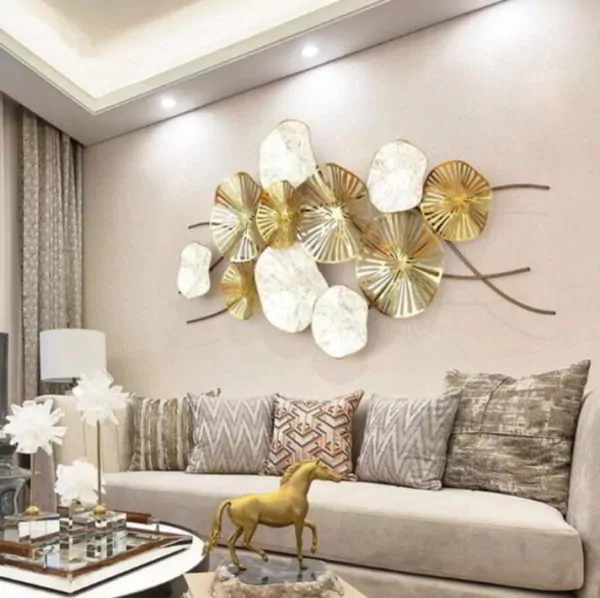 desain dinding ruang tamu dengan karya seni