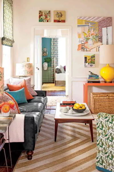 meja kecil bisa menjadi solusi terbaik untuk tempat makanan minuman di ruang tamu - ruang tamu kecil 2x3