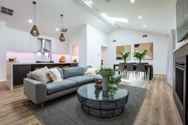 pilih rak terbuka yang bagus dan fungsional - ruang tamu dan ruang keluarga tanpa sekat