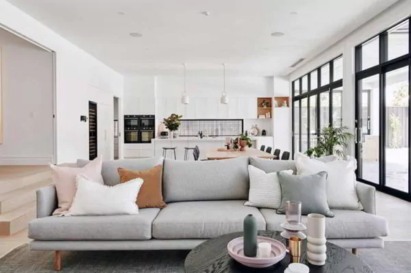 sesuaikan tata letak ruangan agar menjadi lebih mudah - ruang tamu dan ruang keluarga tanpa sekat