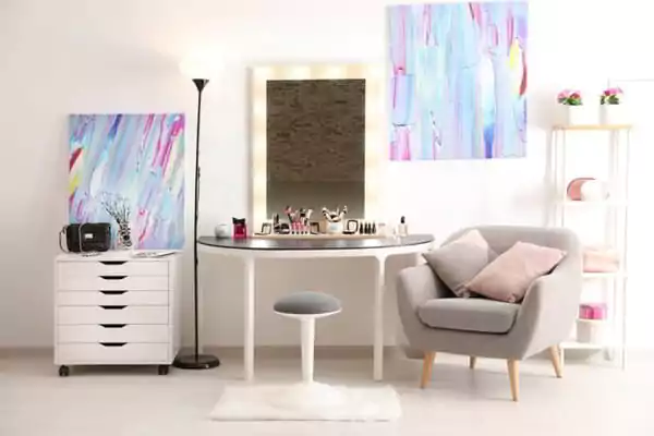 tambahkan laci di dekat meja riasnya - meja rias aesthetic