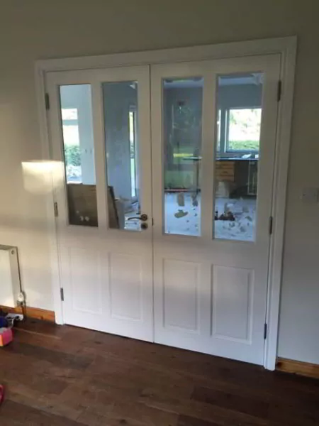 warnai pintu tengahnya dengan warna putih agar terlihat minimalis - desain ruang tamu 3x3 pintu tengah