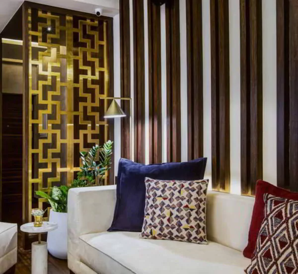 selain menggunakan kayu atau besi, sekatnya juga bisa terbuat dari material gypsum - sekat ruang tamu kecil