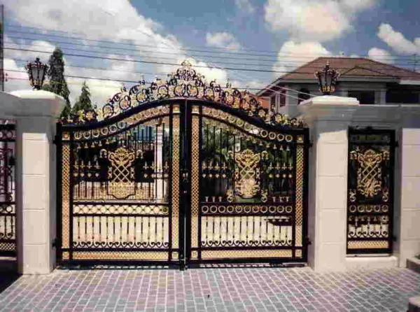 Pagar rumah mewah