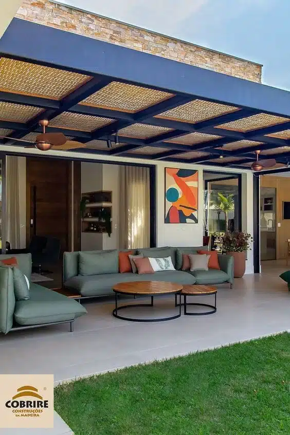 Desain Kanopi Baja Kombinasi Teras Bambu